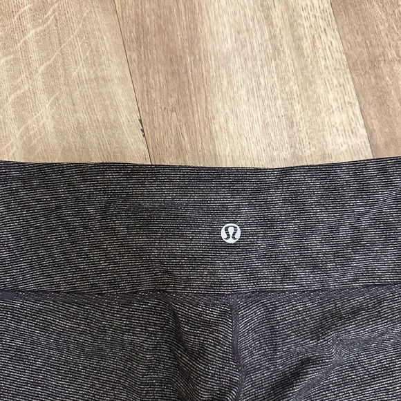 Like new LULULEMON GREY AND BLACK LEGGINGS SIZE 4 - Picture 4 of 4